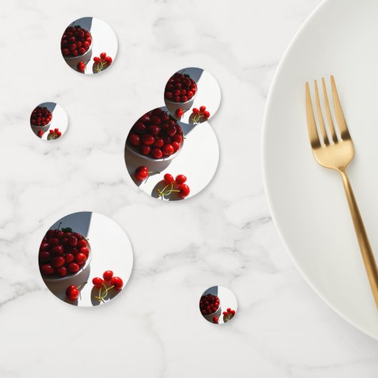 Ästhetisches Stillleben mit reifen Kirschen auf we Konfetti (Gruppe)