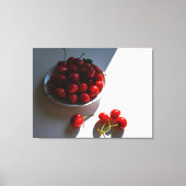 Ästhetisches Stillleben mit reifen Kirschen auf we Leinwanddruck (Vorderseite)