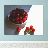 Ästhetisches Stillleben mit reifen Kirschen auf we Leinwanddruck (Insitu (Holzboden))