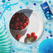 Ästhetisches Stillleben mit reifen Kirschen auf we Pappteller (Party)