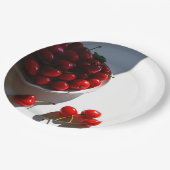 Ästhetisches Stillleben mit reifen Kirschen auf we Pappteller (Schrägansicht)