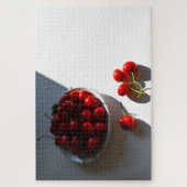 Ästhetisches Stillleben mit reifen Kirschen auf we Puzzle (Vertikal)