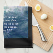 Astilbe Blue Mist Romans 8:28 Geschirrtuch (Viertel Falte)