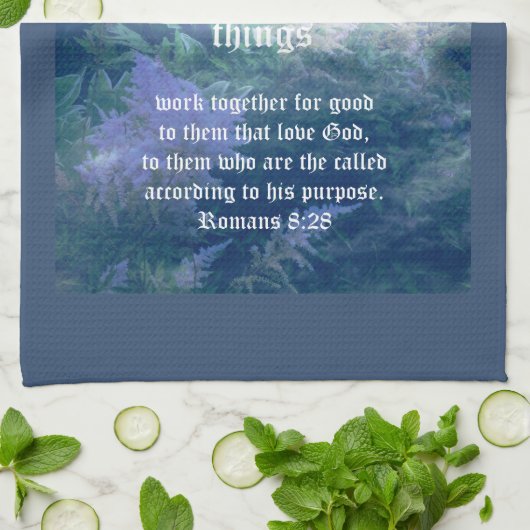 Astilbe Blue Mist Romans 8:28 Geschirrtuch (Gefaltet)