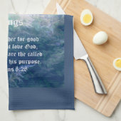 Astilbe Blue Mist Romans 8:28 Geschirrtuch (Viertel Falte)