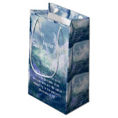 Astilbe Blue Mist Römer 8,28 Kleine Geschenktüte (Rückseite Schrägansicht)
