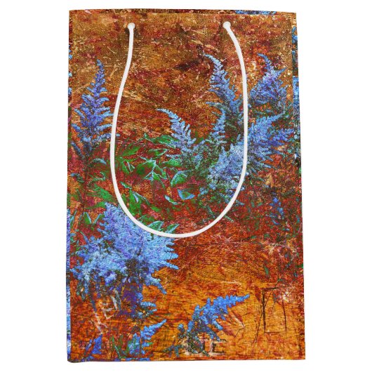 Astilbe Dusty Blue an Bord Mittlere Geschenktüte (Vorderseite)