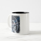 ASTRO ARCHER - Astronaut mit Bow und Pfeil Zweifarbige Tasse (Vorderseite Links)