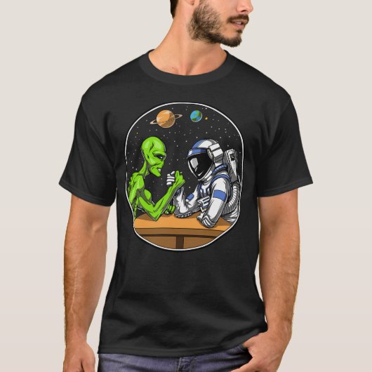 Astronaut Alien Arm Wrestling T-Shirt (Vorderseite)