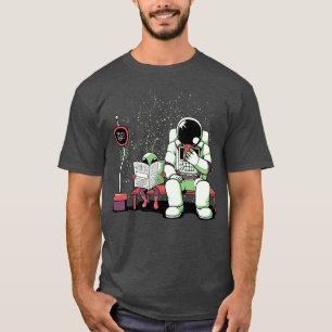 Astronaut an einer Bushaltestelle Lustig Zeitung T-Shirt