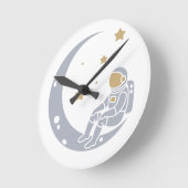 Astronaut auf dem Crescent Moon Design Runde Wanduhr (Winkel)