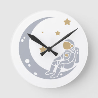 Astronaut auf dem Crescent Moon Design Runde Wanduhr