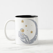 Astronaut auf dem Crescent Moon Design Zweifarbige Tasse (Links)