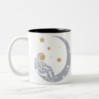 Astronaut auf dem Crescent Moon Design Zweifarbige Tasse