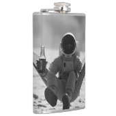 Astronaut auf dem Mond mit Bier Flachmann (Rechts)