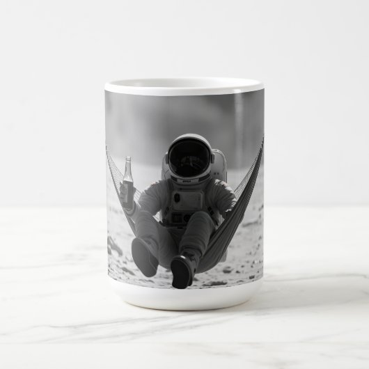 Astronaut auf dem Mond mit Bier Kaffeetasse (Mittel)