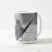 Astronaut auf dem Mond mit Bier Kaffeetasse (VorderseiteRechts)