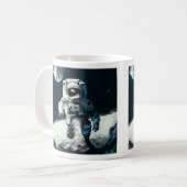 Astronaut auf der klassischen Tasse des Mondes, 11 (Vorderseite Links)