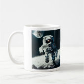 Astronaut auf der klassischen Tasse des Mondes, 11 (Links)