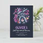 Astronaut auf einer Raumrakete mit Sternen und Pla Einladung (Stehend Vorderseite)