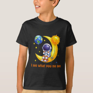 Astronaut auf halbmondförmiger Mond-Raumkunst T-Shirt