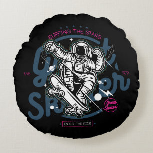 Astronaut auf Skateboard Surfen durch die Sterne Rundes Kissen