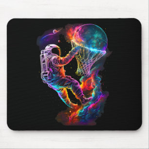 Astronaut beim Dunking gegen einen Skelettspieler Mousepad