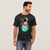 Astronaut beim Fischen auf der Erde T-Shirt (Vorne ganz)