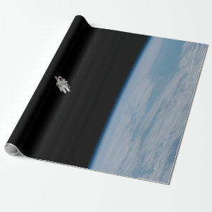 Astronaut beim Weltraumspaziergang über der Erde Geschenkpapier