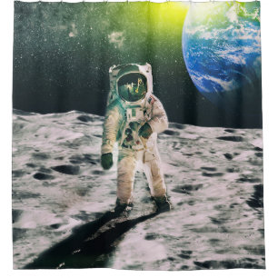 Astronaut blickt zu einer außerirdischen Sonne auf Duschvorhang