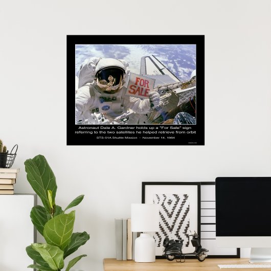 Astronaut Dale A. Gardner hält das Schild "For Sal (Heimbüro)