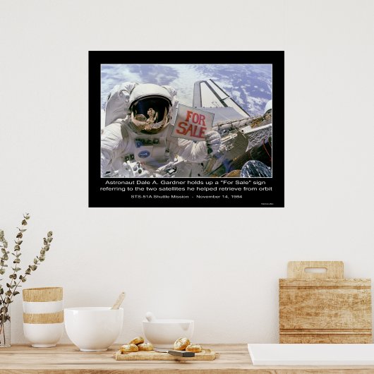 Astronaut Dale A. Gardner hält das Schild "For Sal (Küche)