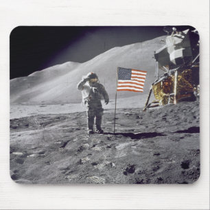 Astronaut David Scott begrüßt Flagge Mousepad