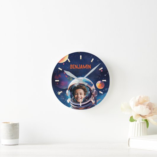 Astronaut Deep Space Sky Planets Kids Photo Gift Runde Wanduhr (Zuhause)