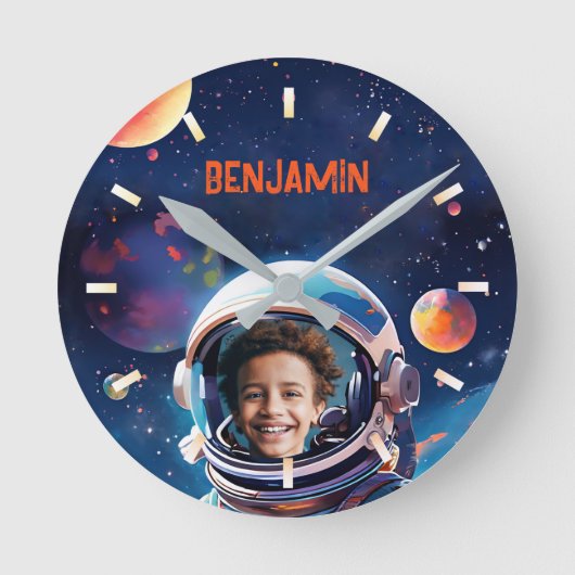 Astronaut Deep Space Sky Planets Kids Photo Gift Runde Wanduhr (Vorderseite)