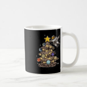 Astronaut dekoriert einen Weihnachtsbaum im Weltra Kaffeetasse