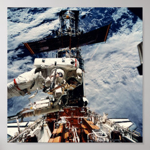 Astronaut, der an dem Hubble Weltraumteleskop Poster