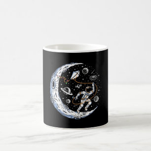 Astronaut, der einen Drachen auf dem Mond fliegt Kaffeetasse