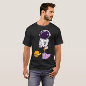 Astronaut, der einen Planeten mit einem Fisch-Net- T-Shirt (Vorne ganz)