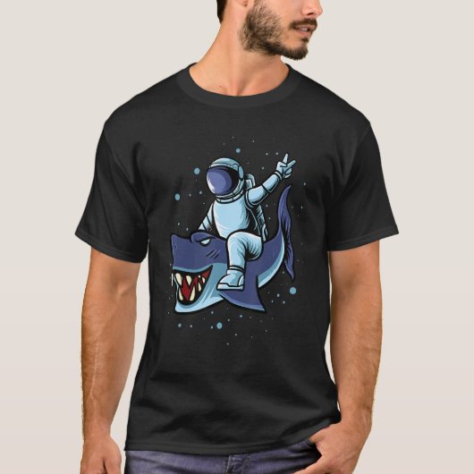 Astronaut, der im Weltraum einen Hai reitet, Junge T-Shirt (Vorderseite)