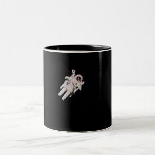 ASTRONAUT, DER IN OFFENER RAUM-TASSE - DIE NASA ZWEIFARBIGE TASSE