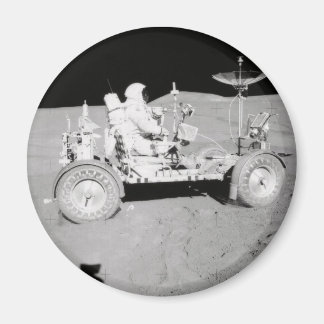 Astronaut, der Lunar Lander auf dem Mond fährt Magnet