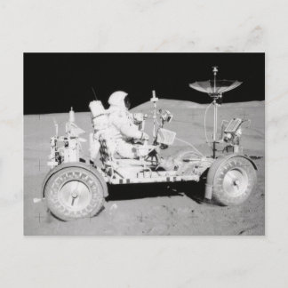 Astronaut, der Lunar Lander auf dem Mond fährt Postkarte
