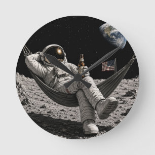 Astronaut entspannt mit Bier auf dem Mond Runde Wanduhr