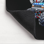 Astronaut fährt mit Monstertruck am 4. Juli Mousepad (Ecke)