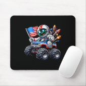 Astronaut fährt mit Monstertruck am 4. Juli Mousepad (Mit Mouse)