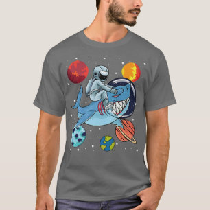 Astronaut fährt Niedlichen Hai im Weltraum um den  T-Shirt