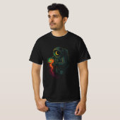 Astronaut hält eine kosmische Spirale T-Shirt (Vorne ganz)