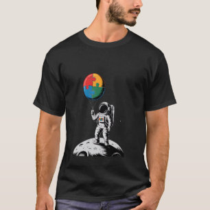 Astronaut hält Luftballon mit Puzzleteil T-Shirt