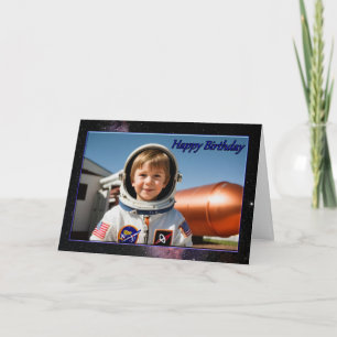 Astronaut hebt die Geburtstagskarte des Jungen ab Karte